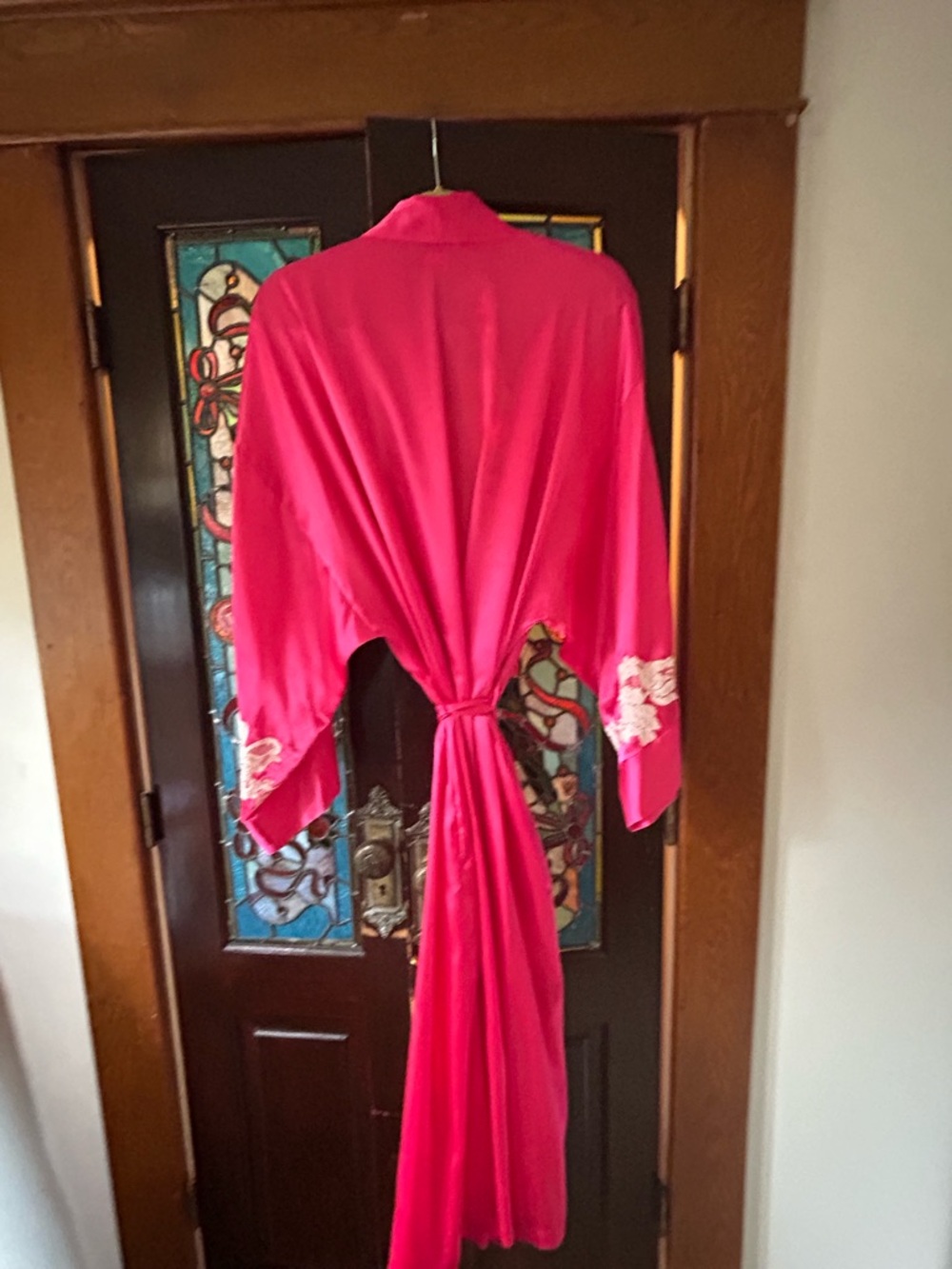 Natori Hot Pink Satin Kimono Robe with White Lace Appliqué - Picture 2 of 3